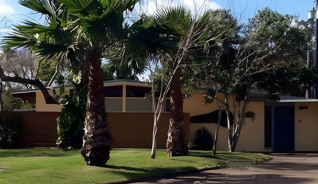 Mid Century Modern, 4B/2b wifi & Pets & Kids, perfect short & mid term rental