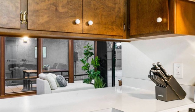 Mid-Century-Modern Airport View Home Hot Tub