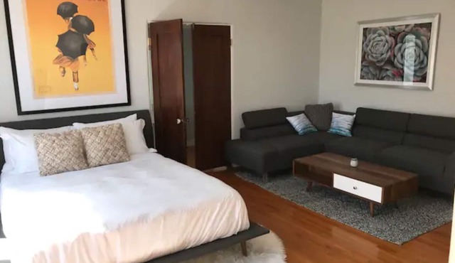 Mid Century Modern Beachside. Laundry. Parking