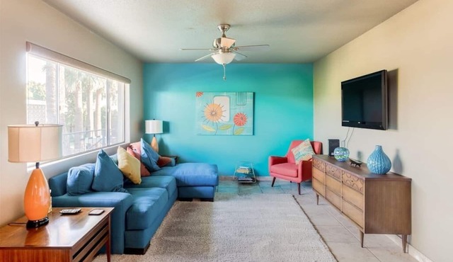 Mid century modern condo near Old Town, pool & BBQ