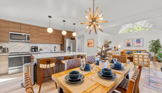 Mid-Century Modern-GameRoom-Pool-Hot Tub-Sleeps10