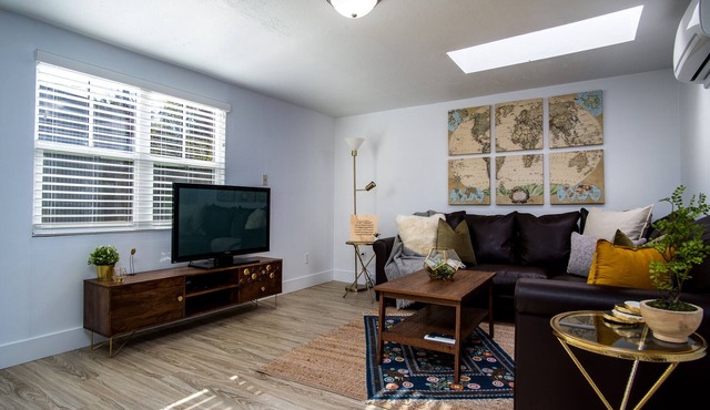 Mid-Century Modern Guest House in North Oak Park