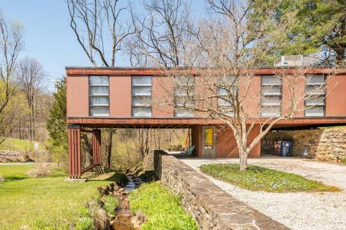 Mid Century Modern Getaway with outdoor Hot Tub