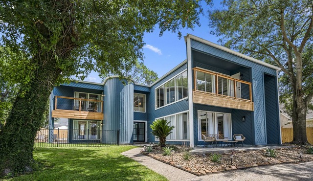 Mid-Century Modern Home w/ Lakeview's and Private Pool- Sleeps 12