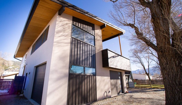 Mid-Century Modern In Salida, 4X4 deep soaking Tub, Huge 2nd story Balcony views