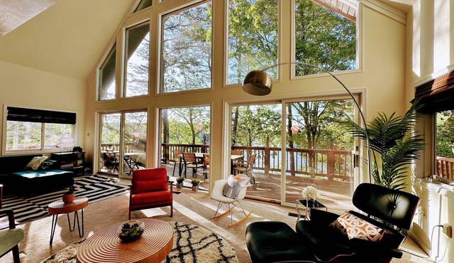 Mid-Century Modern Lake House – Gorgeous Fall Views, Fire pit, Sauna, 4BR