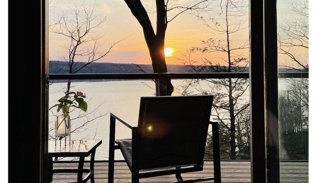 Mid-Century modern Lakeview Stay