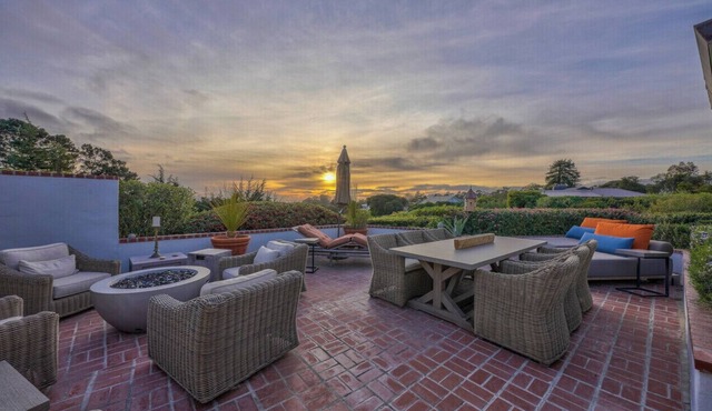 Mid Century Modern Large private patios and Great Ocean Views! Private hot Tub.
