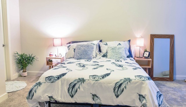 Mid Century Modern Luxury Apartment in Elkridge near Hospitals and Shopping Mall