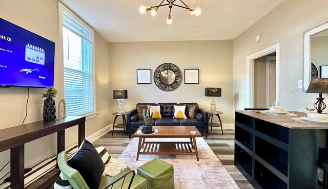 Mid-Century Modern Midtown- Walk To Restaurants & Nightlife!