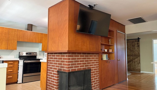 Mid-Century Modern on University Ave – Take a walk to OSU!