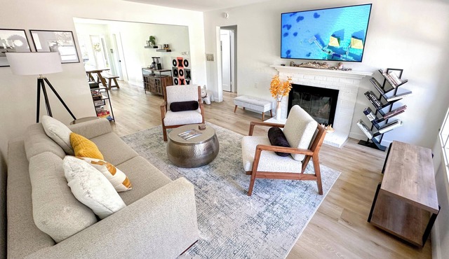 Mid-Century Modern Oasis in La Jolla Shores: Steps to Beach, Fun for Families!