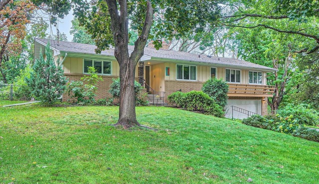 Mid-Century Modern Retreat 10 Min to Minneapolis. Spacious and great location