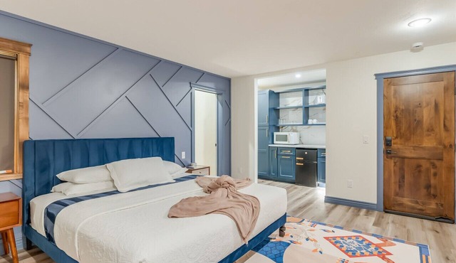 Mid Century-Modern Suite at Country Way Inn