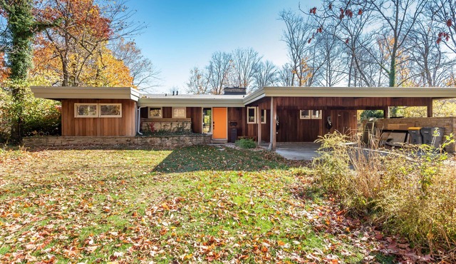 Mid-century modern in signature Blmtn neighborhood