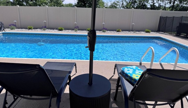 Mid-century Modern 3-bedroom house near Lake Jacomo in Blue Springs with pool