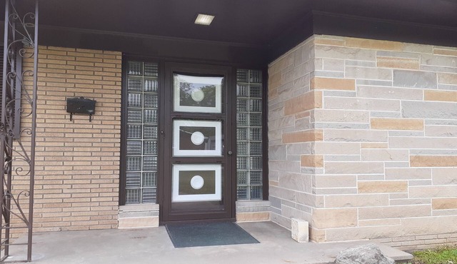 Mid Century Modern-close to city park and pool.