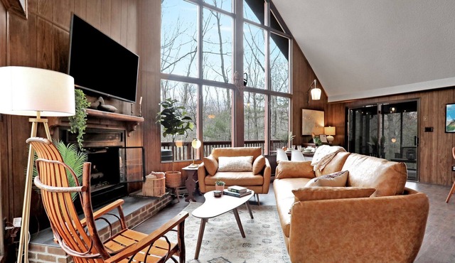 MID-CENTURY MODERN A-FRAME - HOT TUB/FIREPIT IN WOODS
