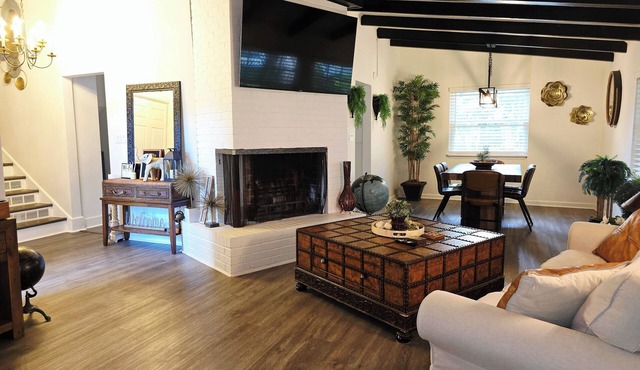 Mid-century modern gem w/cabin vibes, MEGA gameroom, pingpong, pool table, gym