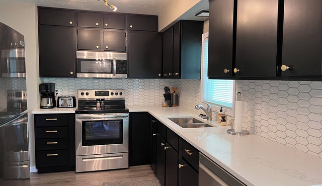 Mid-Century modern 2-bedroom home near McKennan Park, hospitals and universities