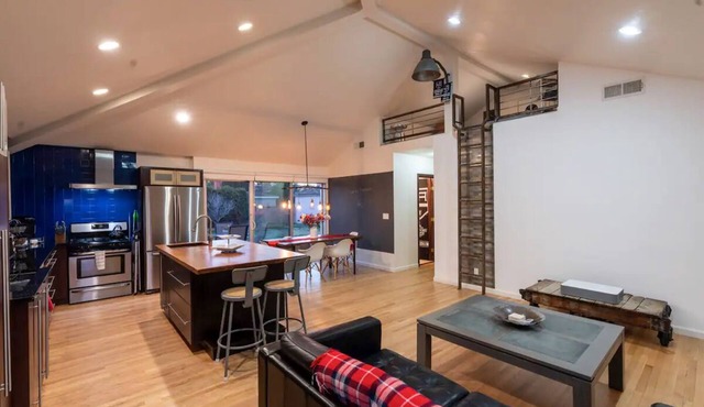 Mid Century Modern w/120" 4k Laser Projector/ALR Screen, AC and more!