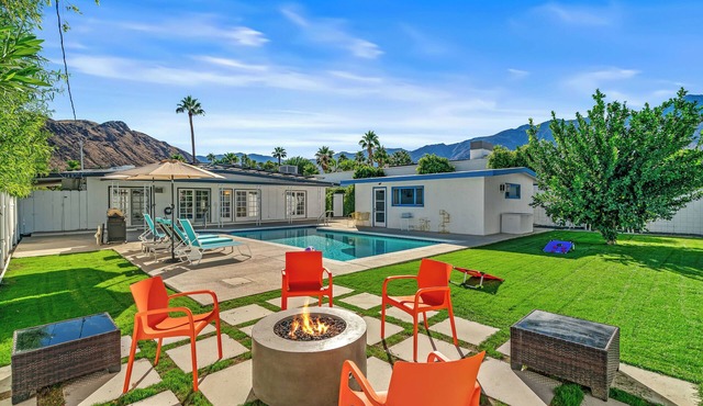 Mid-Century Mountain Paradise - Nestled in the heart of Araby, a Palm Springs' coveted neighborhood