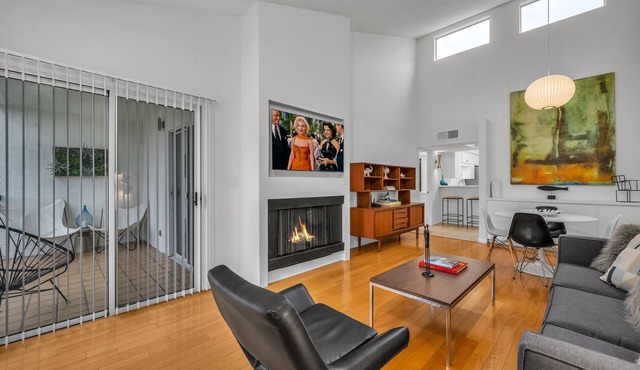 Mid Century North of Wilshire, 1 block to Montana Ave!