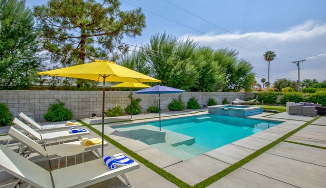 Mid-Century Oasis – Private Salt-Water Pool & Spa, Putting Green.