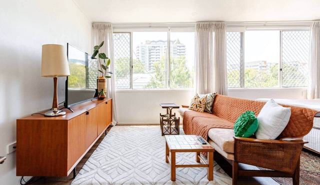 Mid-Century Pad - 1 bed/1 bath/1 car 10 min CBD