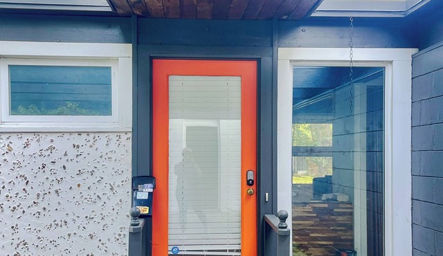 Mid-Century Prairie House by SU W/espresso/coffee bar, workspace & fast Wi-Fi