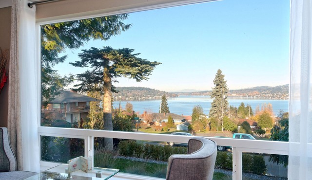 Mid-Century Seattle Home w/Lakefront Views