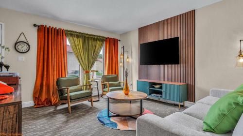 Mid-Century stay with Pool ,Golf Retreat and cool Comfort