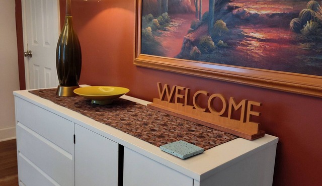 Mid Century style, Mt Hood, Gorge, City accessibility. 2 bedroom in Clackamas