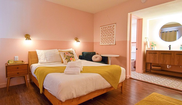 Mid-Century Themed Hotel Room in Fayetteville, AR - The Clementine on College #8