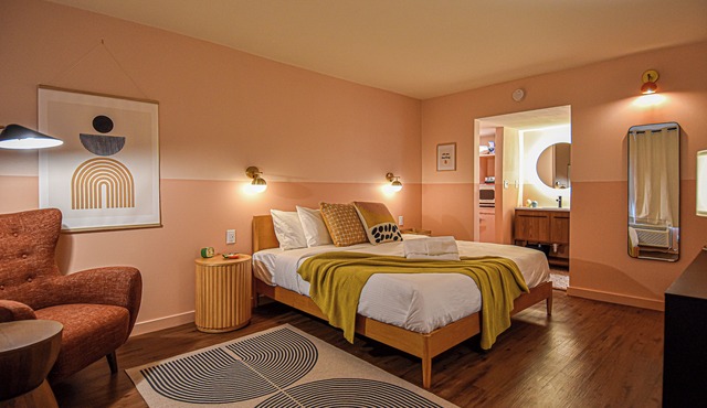 Mid-Century Themed Hotel Room in Fayetteville, AR - The Clementine on College #1