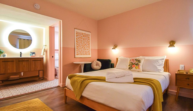 Mid-Century Themed Hotel Room in Fayetteville, AR - The Clementine on College #3