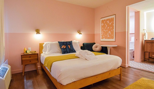 Mid-Century Themed Hotel Room in Fayetteville, AR - The Clementine on College #4
