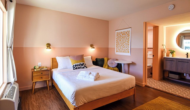 Mid-Century Themed Hotel Room in Fayetteville, AR - The Clementine on College #6