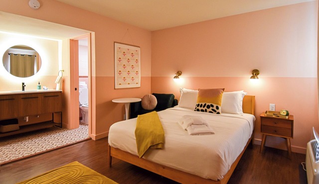 Mid-Century Themed Hotel Room in Fayetteville, AR - The Clementine on College #7