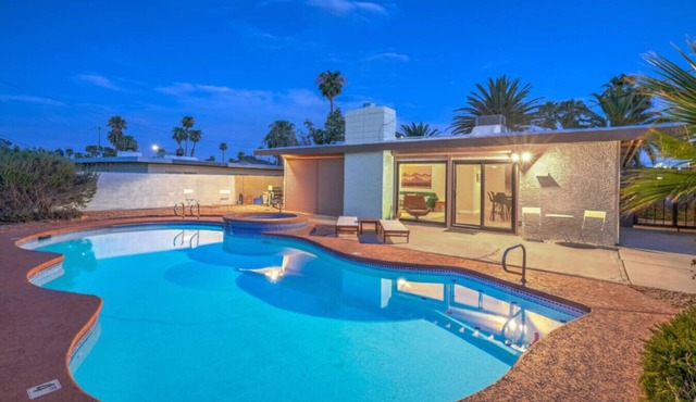 Mid Century Vegas Oasis, Private Pool, Full Kitchen