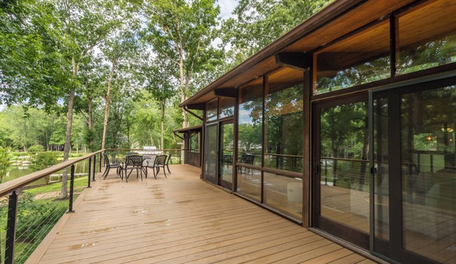 Mid-Century Vibe: Serene Lakefront Oasis