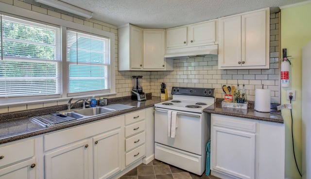 Mid-Century Wilmington Cottage: 3 Mi to Riverwalk