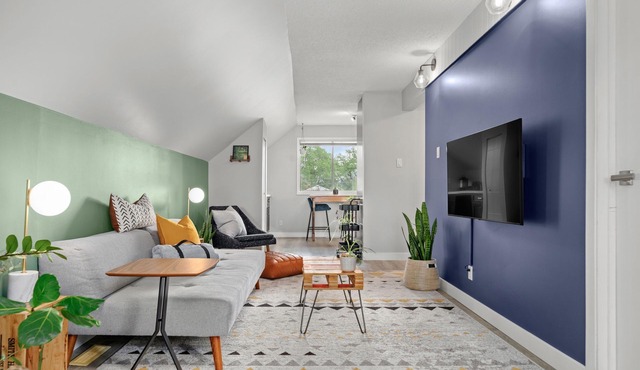 Mid Century Zen, 1 BR, Comfy Queen Bed. Near DT.