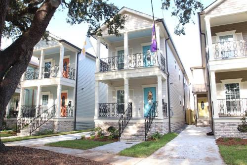 Mid-City home w patio & fenced backyard