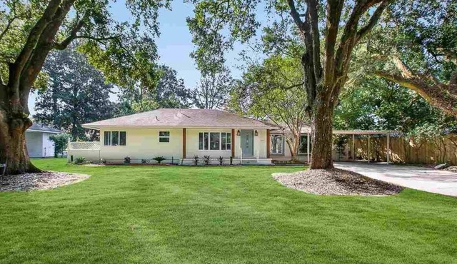 Mid City ranch! Huge backyard! Private pool!