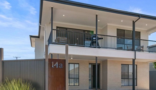 Mid Coast Surf & Vines by Wine Coast Holidays