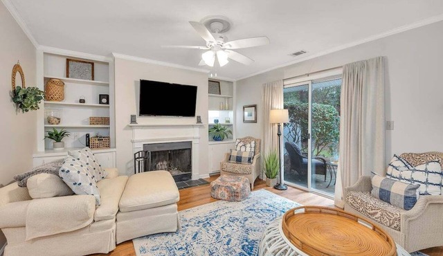 Mid Island Townhouse, Central to Everything & Pool