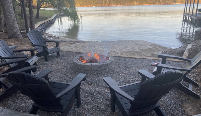 Mid-lake spacious cottage w/amazing views, deep water, protected swimming area.