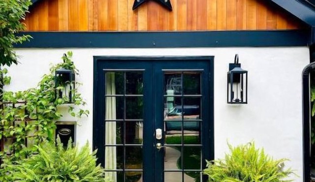 Mid/Mod ' Little House' in Old Town Louisvillenn