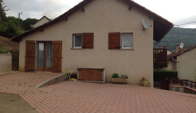 Mid-mountain chalet in a small hamlet in the Ariège region (pets welcome)